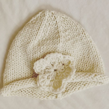 Load image into Gallery viewer, Beanie - Knitted flower Vanilla
